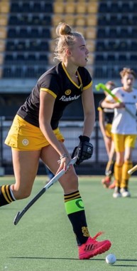 Hockeyster Anouk Brouwer in actie op het hockeyveld Hockeyster Anouk Brouwer kreeg op haar 15e twee nieuwe enkelbanden en herstelde snel door een nieuwe techniek bij Anna TopSupport.