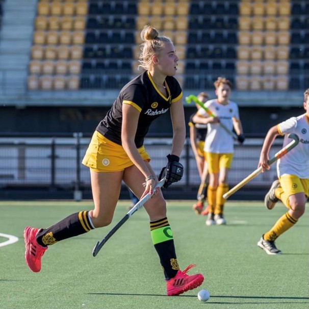 Hockeyster Anouk Brouwer in actie op het hockeyveld Hockeyster Anouk Brouwer kreeg op haar 15e twee nieuwe enkelbanden en herstelde snel door een nieuwe techniek bij Anna TopSupport.