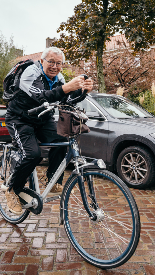 Wim van Vroonhoven (75) krijgt van inspanningsfysioloog Bart Vromans de juiste voorbereiding en begeleiding om zijn Individuele Senioren Kwart Triatlon te volbrengen.
