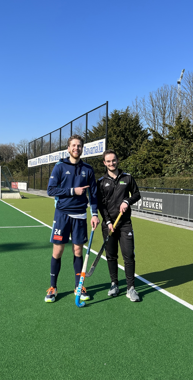 Hockeyer Jasper van der Looy staat samen met sportfysiotherapeut Mathias Thoelen op het hockeyveld. Topsporter Jasper van der Looy revalideert na een dubbele achillespeesblessure bij Anna TopSupport en staat weer op het hockeyveld.