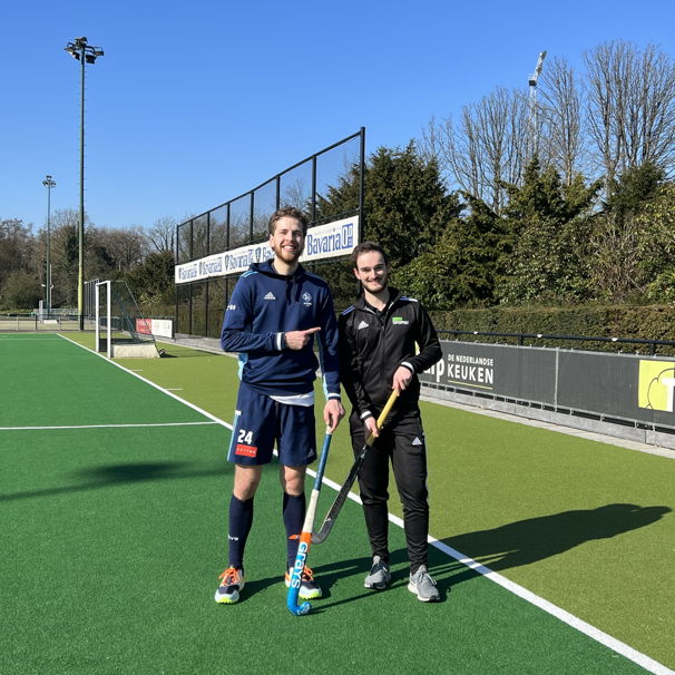 Hockeyer Jasper van der Looy staat samen met sportfysiotherapeut Mathias Thoelen op het hockeyveld. Topsporter Jasper van der Looy revalideert na een dubbele achillespeesblessure bij Anna TopSupport en staat weer op het hockeyveld.