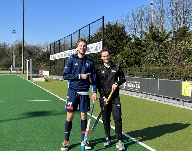 Hockeyer Jasper van der Looy staat samen met sportfysiotherapeut Mathias Thoelen op het hockeyveld. Topsporter Jasper van der Looy revalideert na een dubbele achillespeesblessure bij Anna TopSupport en staat weer op het hockeyveld.