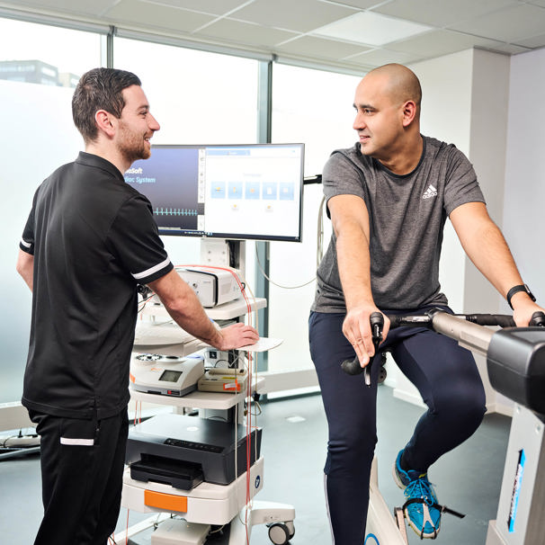 Het Groot Sportmedisch Onderzoek is een onderzoek waarbij we vooral kijken naar de gezondheid van je hart, maar we doen ook onderzoek naar de rest van je lichaam (belastbaarheid).