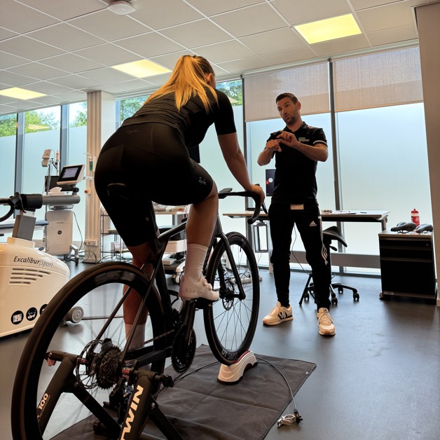Bart Vromans staat voor patiënt op testfiets