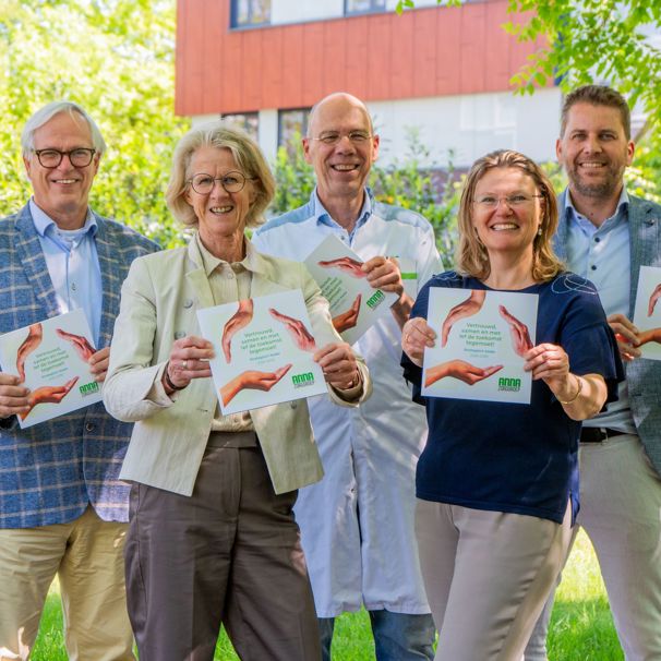 Groepsfoto van vijf mensen die trots het boekje van het Strategisch Kader 2025-2030 laten zien De raad van bestuur en het medisch specialisten beraad presenteren met trots het Strategisch Kader 2025-2030 van de Anna Zorggroep