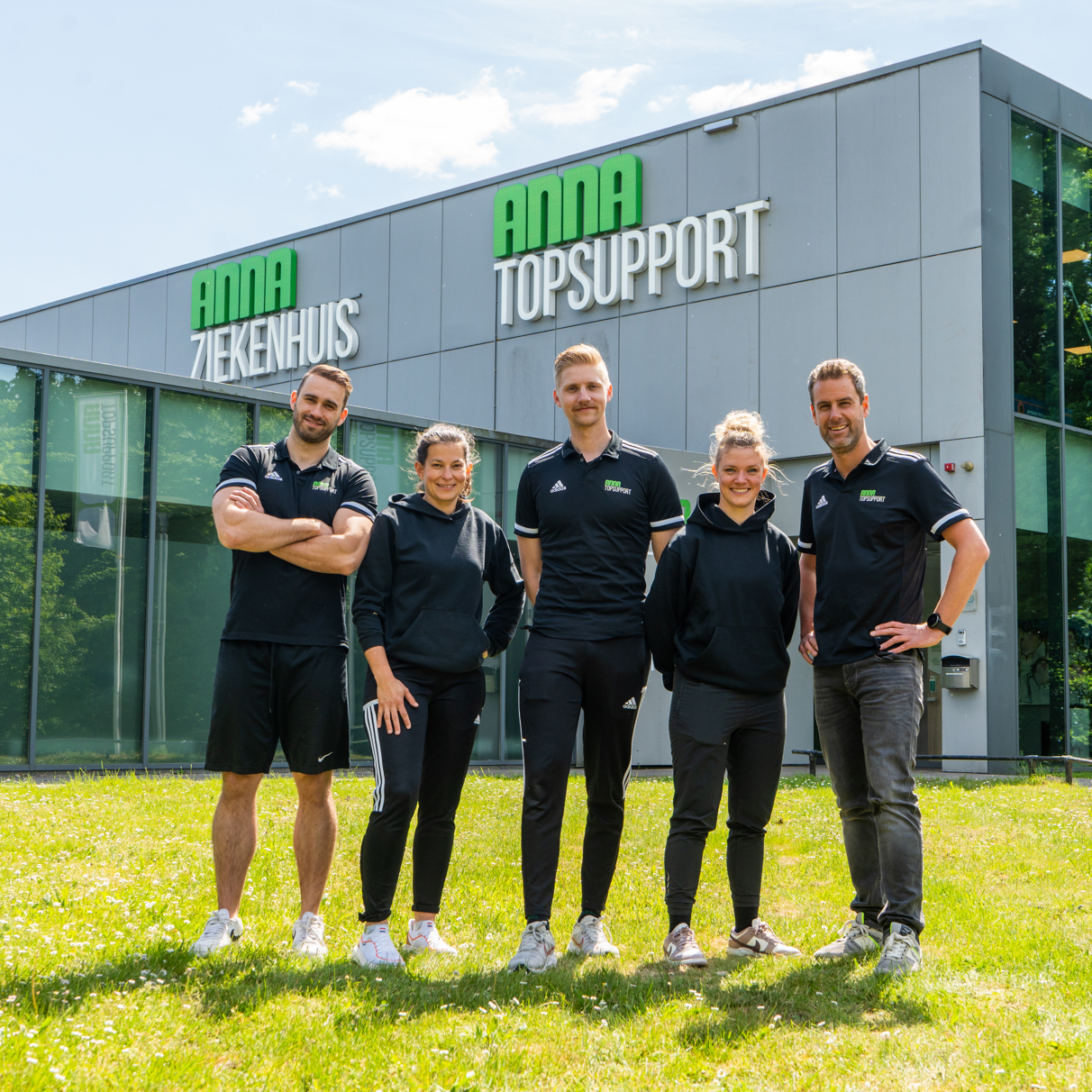 Don Lamers, Tessa van Roy, Daan van Brussel, Daphne Hems en Guus Gilsing staan voor gebouw Anna TopSupport