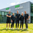 Don Lamers, Tessa van Roy, Daan van Brussel, Daphne Hems en Guus Gilsing staan voor gebouw Anna TopSupport