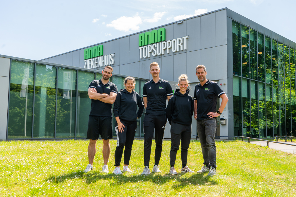 Groepsfotos Samenwerking Anna KNZB TeamNL Don Lamers, Tessa van Roy, Daan van Brussel, Daphne Hems en Guus Gilsing staan voor gebouw Anna TopSupport