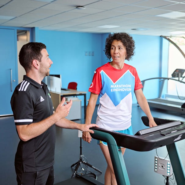 Een sporter staat op een loopband. De inspanningsfysioloog geeft uitleg. Anna TopSupport ondersteunt je als je een blessure hebt of beter wil worden in een sport. Ook kun je bij Anna TopSupport terecht voor sportkeuringen, inspanningstesten en (voedings-)adviezen.