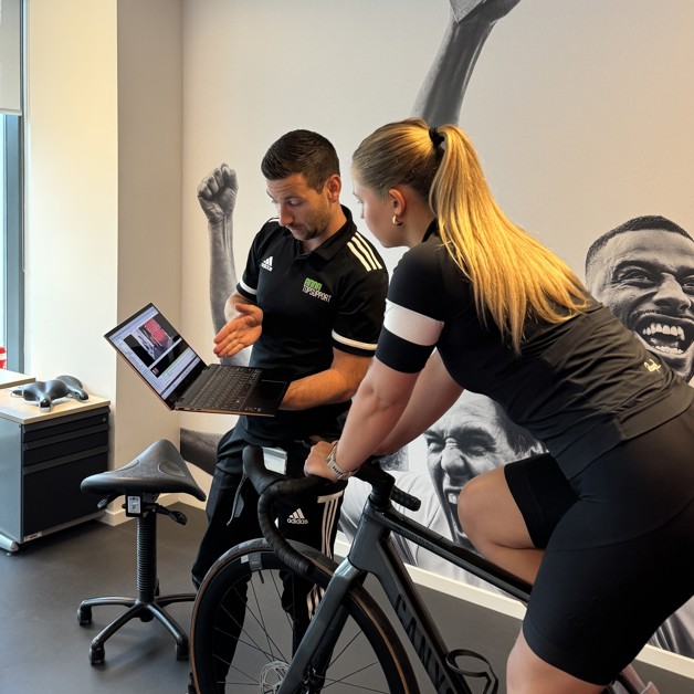 Bart Vromans en patiënt kijken op laptop tijdens bikefit