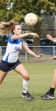 Op het korfbalveld speelt Bente Aarts de bal weg van een tegenspeelster. Door een enkelbandplastiek gecombineerd met een internal brace herstelde Bente Aarts snel van een enkelblessure en kan ze weer zonder klachten korfballen.