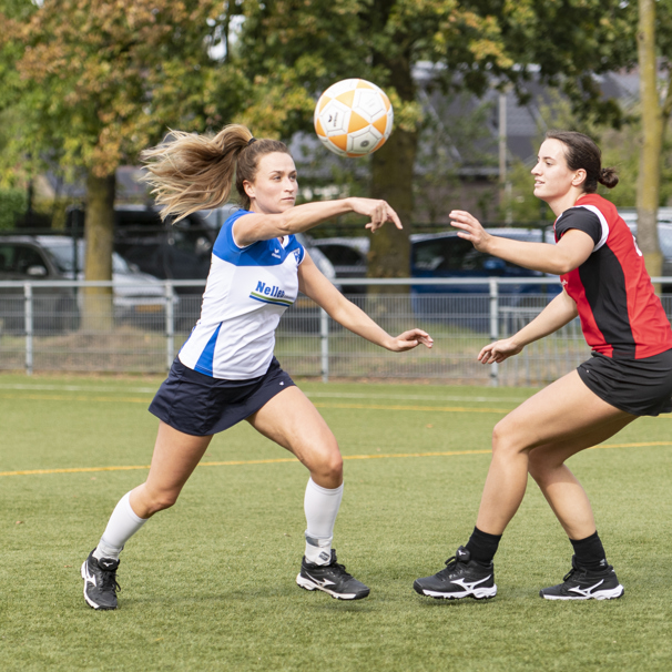 Op het korfbalveld speelt Bente Aarts de bal weg van een tegenspeelster. Door een enkelbandplastiek gecombineerd met een internal brace herstelde Bente Aarts snel van een enkelblessure en kan ze weer zonder klachten korfballen.